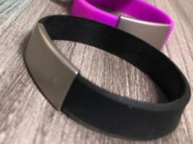 Brazalete Medico continuo, elaborado en Silicona + Metal, con datos del paciente
