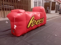 Dummy Inflable Estatico diseño Reese's