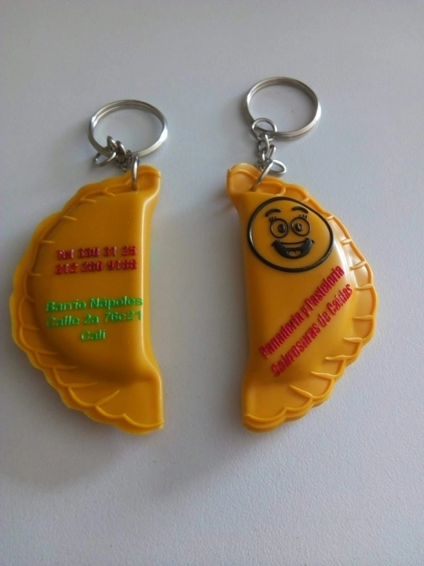 Llavero Microinyectado en forma de Empanada, de 6,5 x 3 cmts