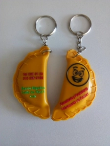 Llavero Microinyectado en forma de Empanada, de 6,5 x 3 cmts