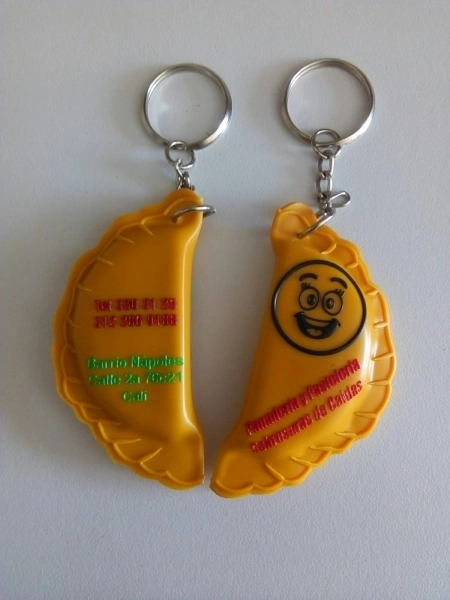 Llavero Microinyectado en forma de Empanada, de 6,5 x 3 cmts