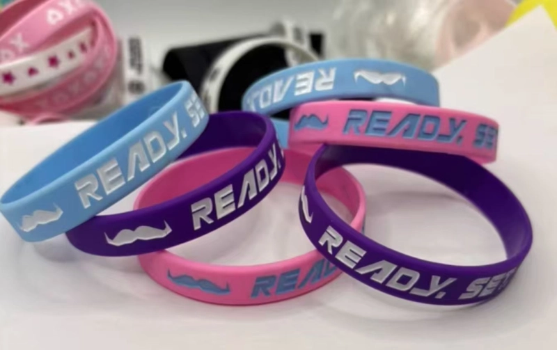 Manilla Continua, en silicona, con logo repujado, con o sin tinta