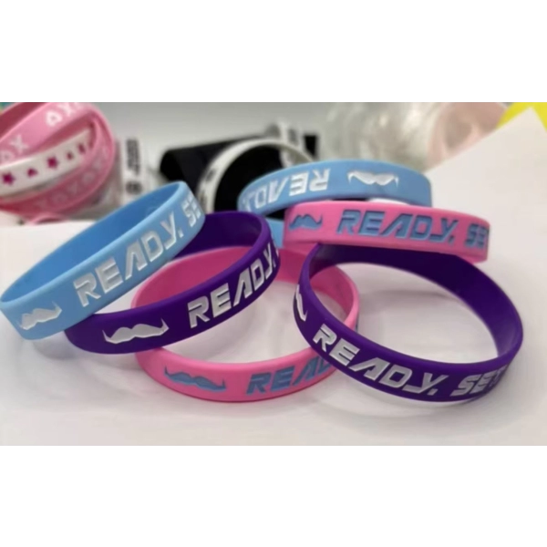 Manilla Continua, en silicona, con logo repujado, con o sin tinta