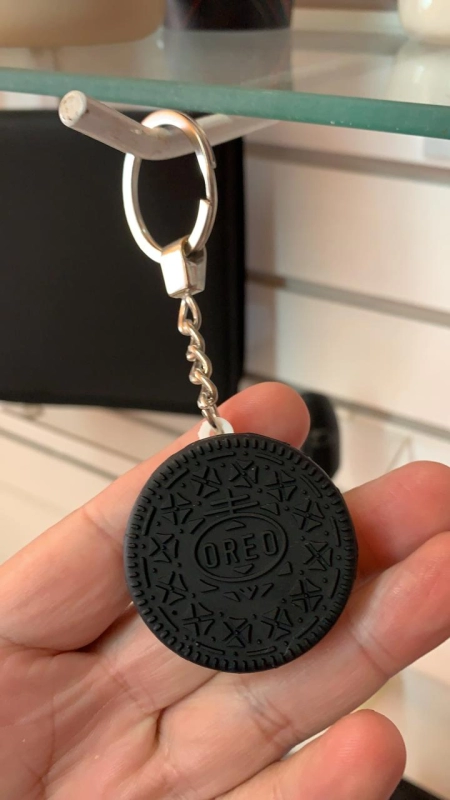 Llavero en PVC en 3D en forma de galleta Oreo