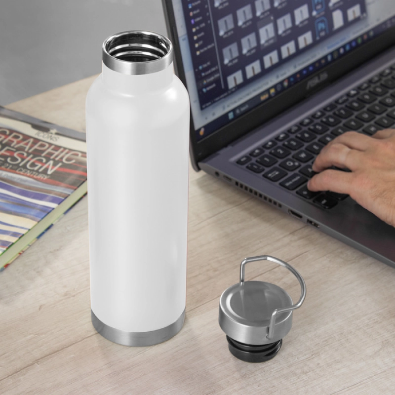 Botella en Acero, 650 ml, tamaño 7.3 x 26 cmts, con aislamiento termico