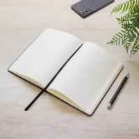 Libreta con cubierta en Cuerina, 80 hojas, tamaño 14 x 21 x 1.5 cmts,