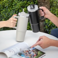 Mug de 880 ml doble pared, en polipropileno y acero, 8.8 x 24 cmts