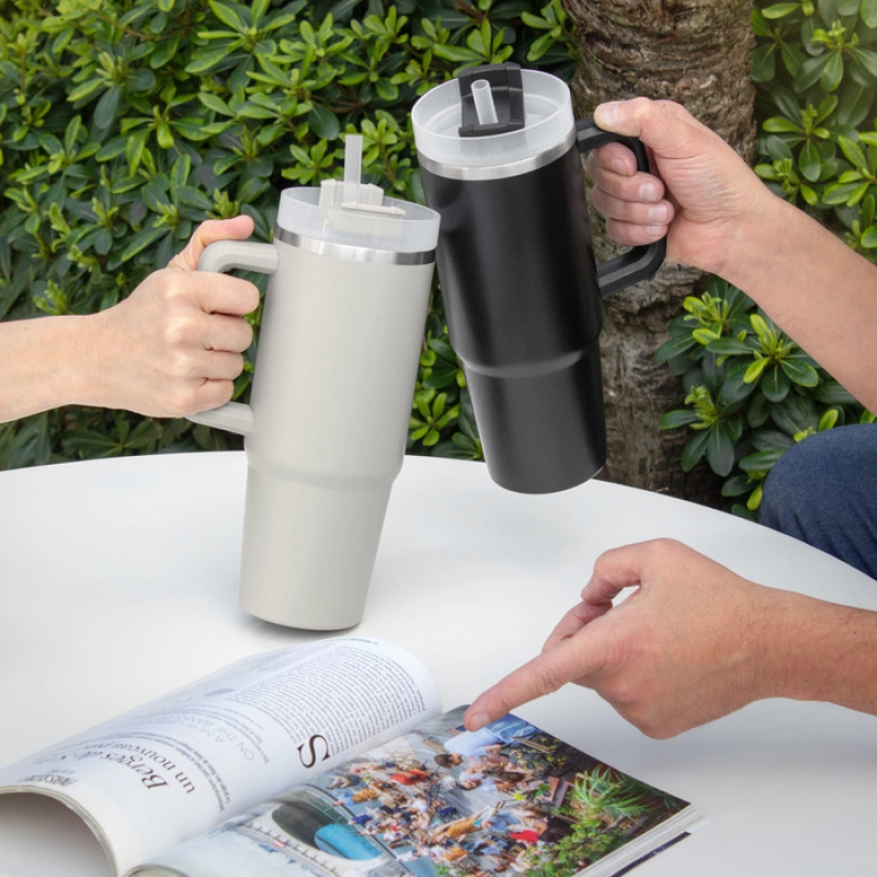 Mug de 880 ml doble pared, en polipropileno y acero, 8.8 x 24 cmts