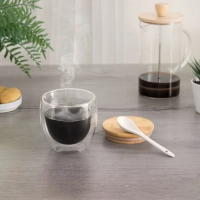 Taza de 250 ml, en vidrio doble pared con tapa en madera, de 9.5 x 9 cmts