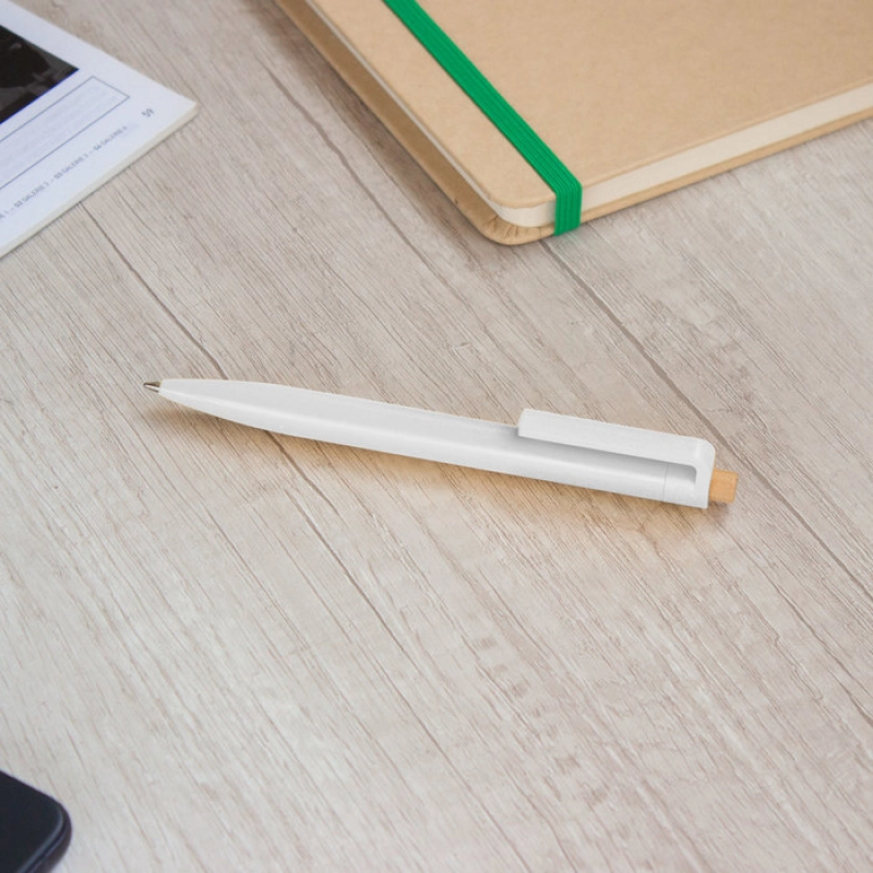 Boligrafo retractil en materiales reciclados aluminio y bambu, de 13.5 cm