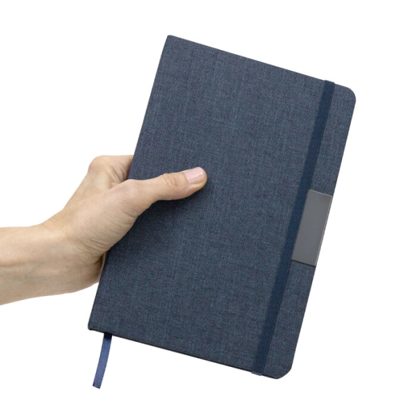 Libreta en carton recubierto de RPET 300 y con placa metalica, 14x21x1.5