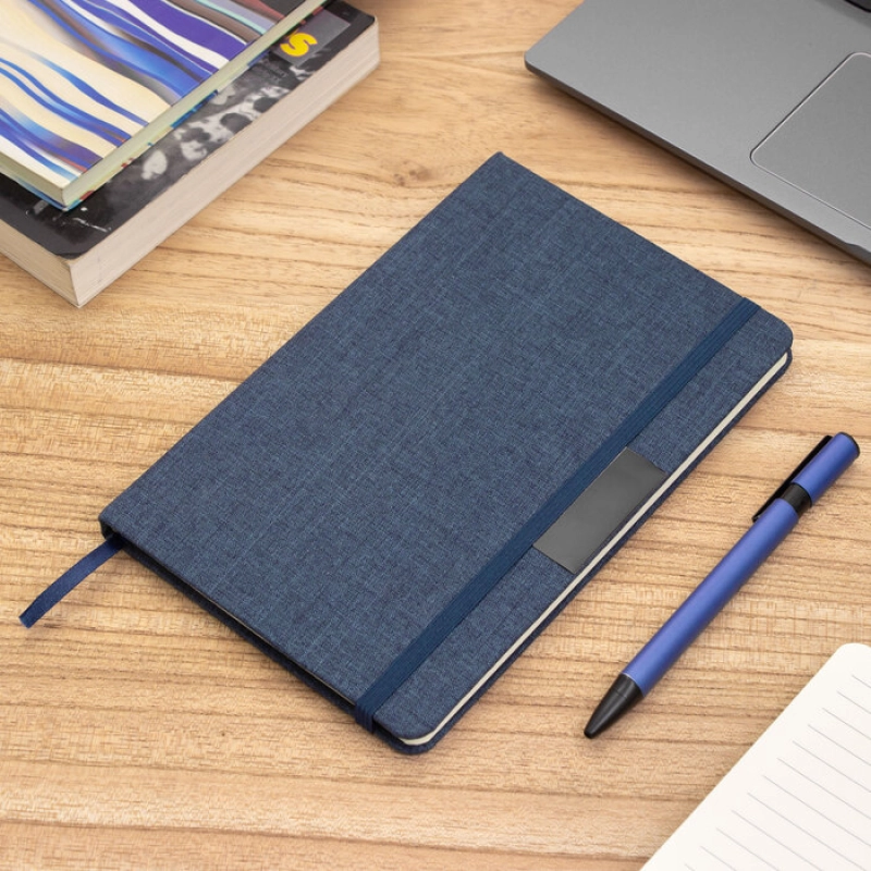 Libreta en carton recubierto de RPET 300 y con placa metalica, 14x21x1.5