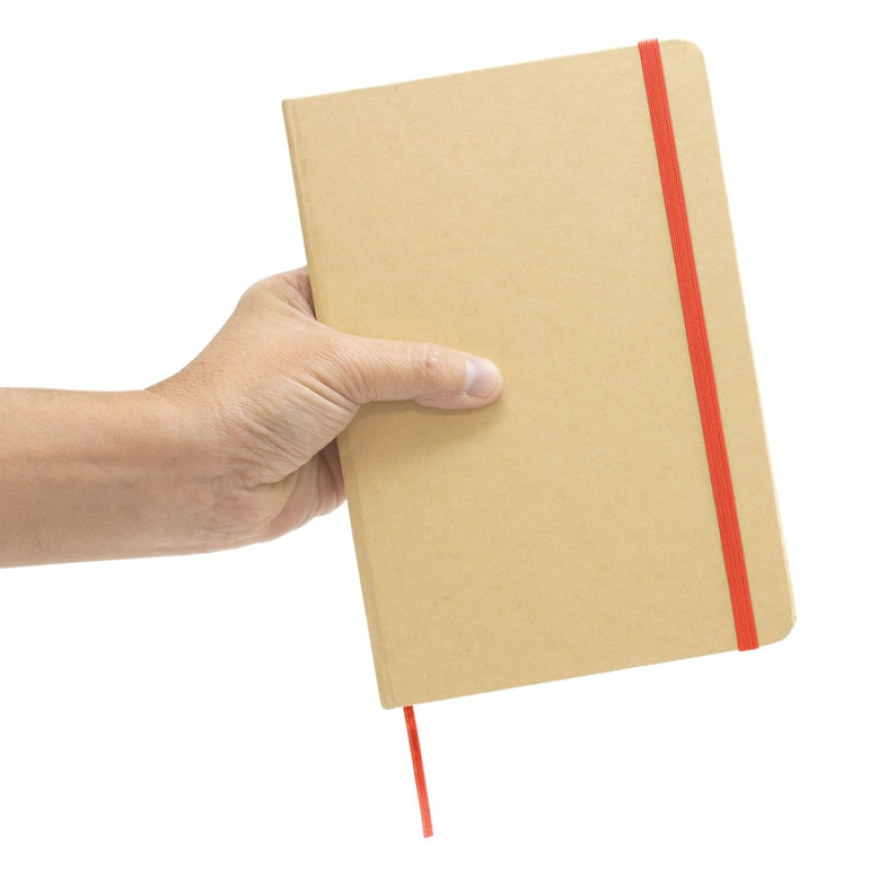 Libreta en Carton con 80 hojas y cinta de color, tamaño 21 x 14 cmts
