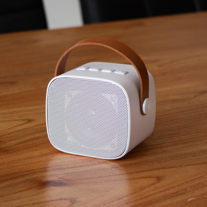 Parlante BT stereo, con radio FM, manija en cuerina, 8.5 x 6.5 x 7.3 cmts