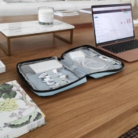 Organizador de Cables con multiples bolsillos, tamaño 16.5 x 23 x 4 cmts