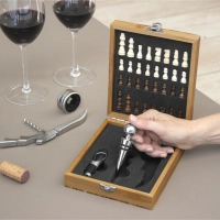 Set de Vino de 4 piezas con Ajedrez, en caja de madera 17 x 14 x 4.5 cm