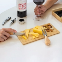 Set de Vino y Tabla para Quesos en madera, tamaño 24.5 x 13 x 3.3 cmts