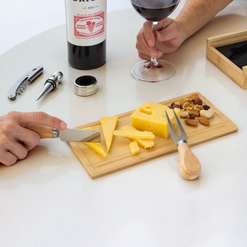 Set de Vino y Tabla para Quesos en madera, tamaño 24.5 x 13 x 3.3 cmts