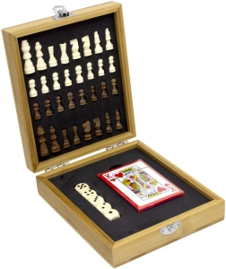 Set de 3 juegos en 1, Ajedrez, Dados y Naipes en caja de 14.2x17x4.6 cmts