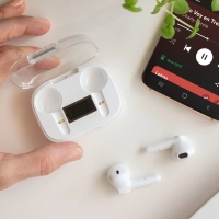 Audifonos Bluetooth 5.1, pantalla digital, 6x4.5x2.5 cmts, carga tipo C