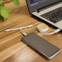 Cable Retractil de Carga color blanco con color bambu, 5.3 x 1.5 x 22.5 cm