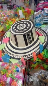 Sombrero Vueltiao en Propalcote 320 grs, con logo en sticker
