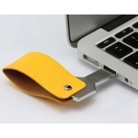 Memoria USB en Cuero y Metal en forma de llave