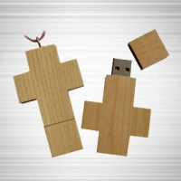 Memoria USB en madera en forma de Cruz