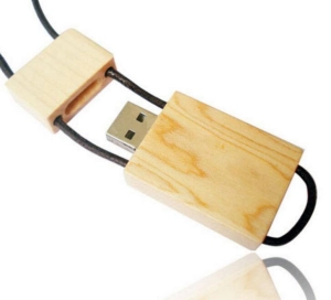 Memoria USB rectangular en madera con cuerda de colgar en cuero