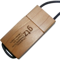 Memoria USB rectangular en madera con cuerda de colgar en cuero