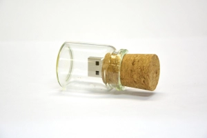 Memoria USB en madera en forma de Corcho con botella de vidrio