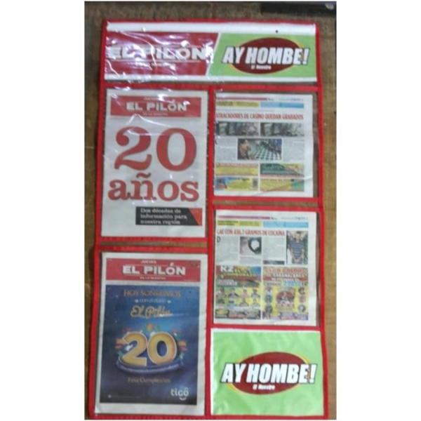 Exhibidor de Periódicos de 4 puestos, elaborado en Vinilo.