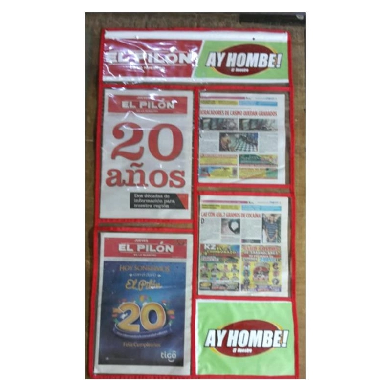 Exhibidor de Periódicos de 4 puestos, elaborado en Vinilo.