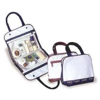 Cosmetiquera Montego Bay, 23 x 19 x 8 cmts, con varios bolsillos y cierres